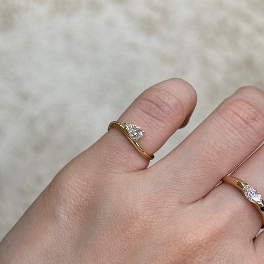 9K Lab diamond Pear shape 0.3ct wavy pinky ring