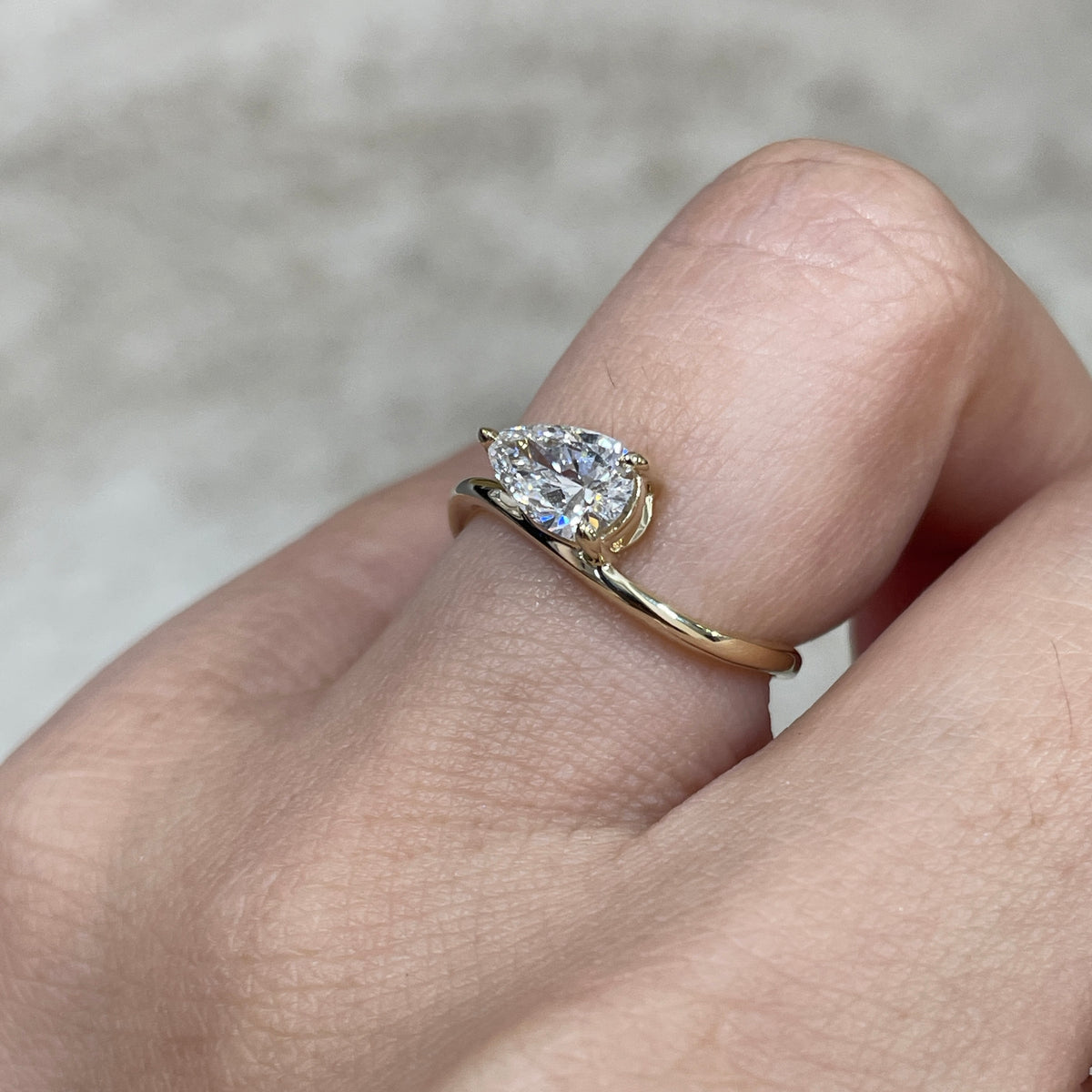 9k Lab diamond pear shape 0.7ct three-prong wavy ring