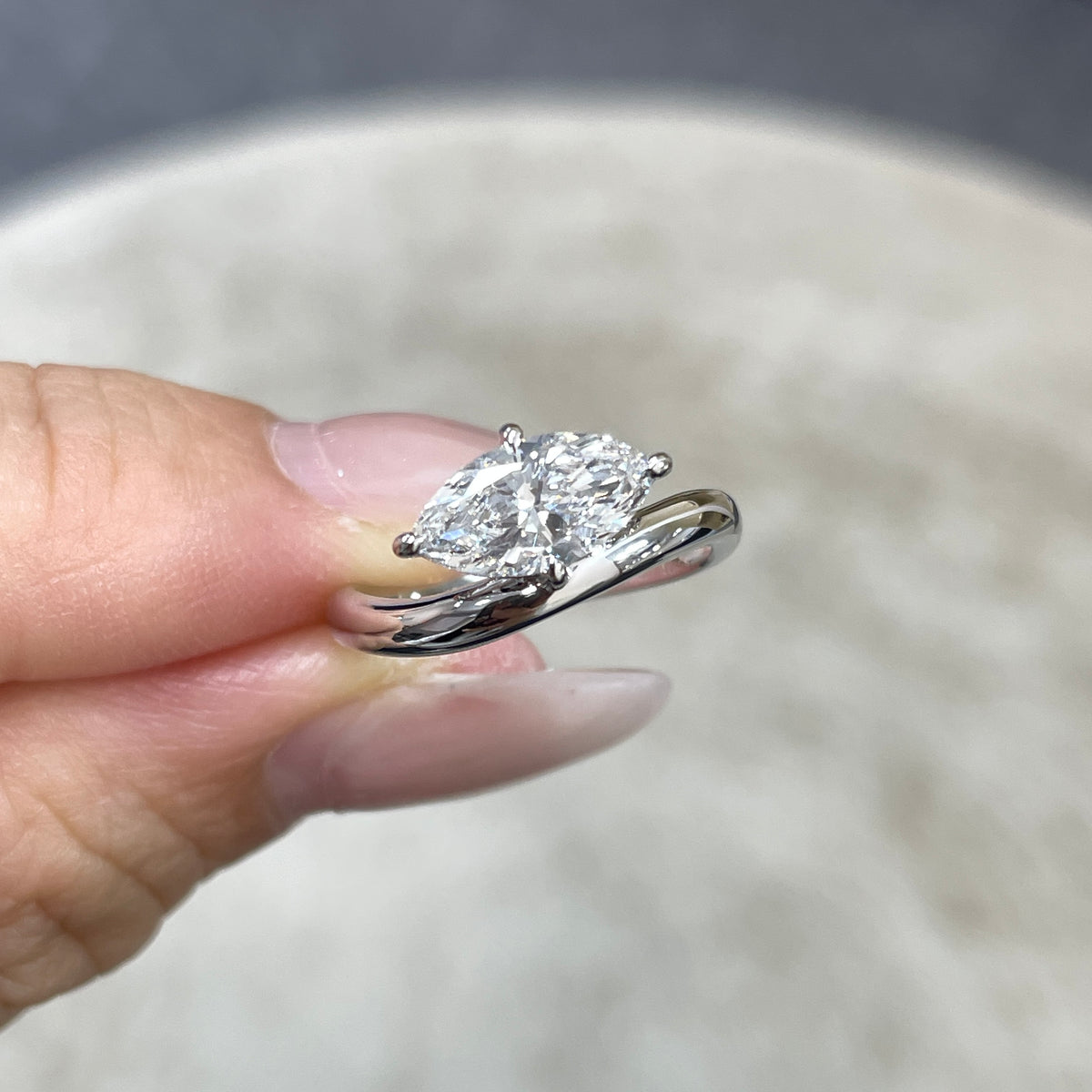 9k Lab diamond marquise shape 1ct compass four-prong wavy ring