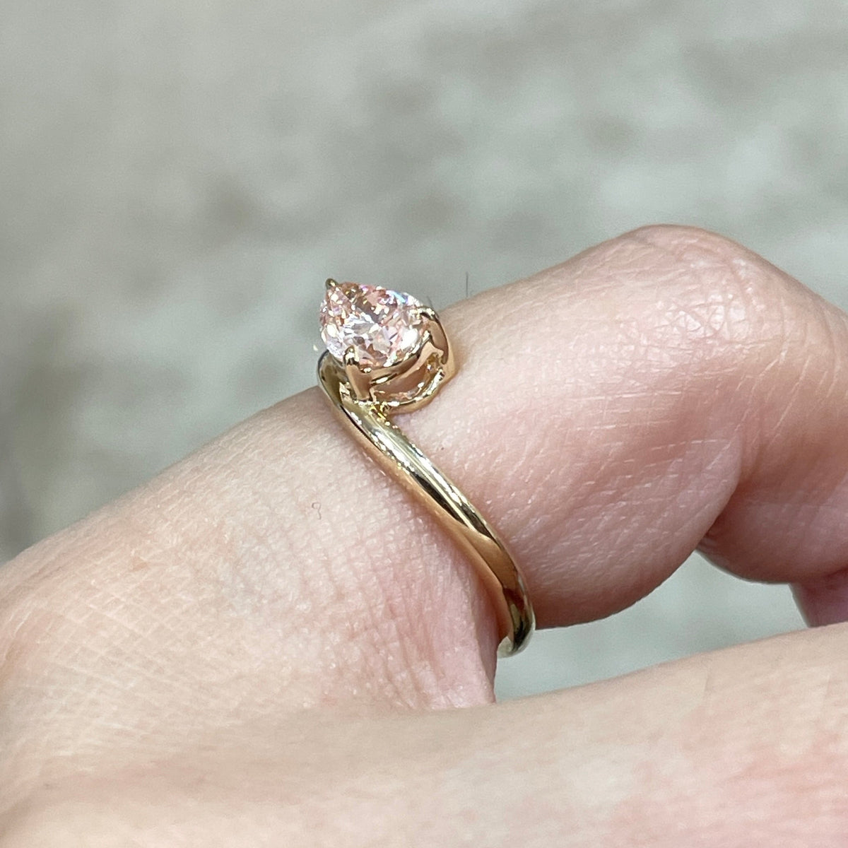 9k IGI lab pink diamind pear shape 0.7ct three-prong thick wavy pinky ring
