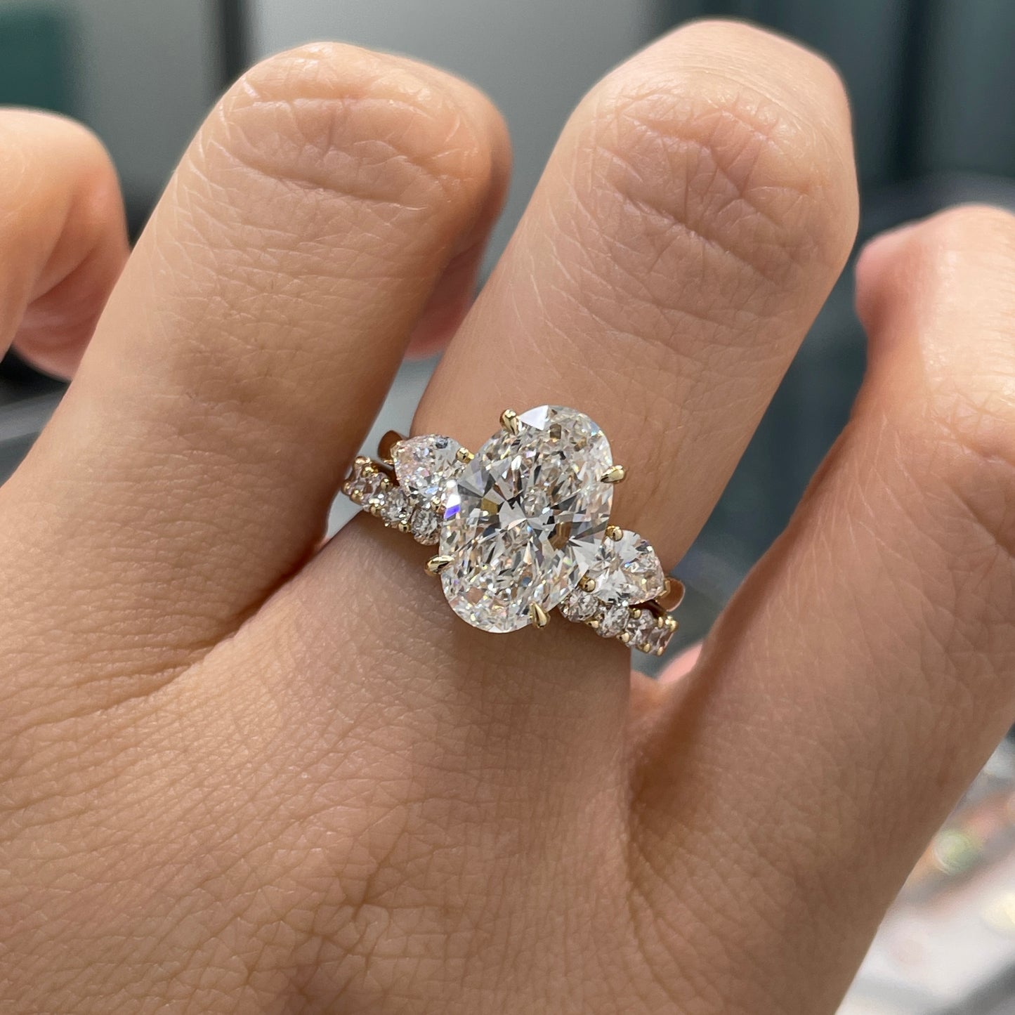 IGI Lab diamond Oval 3.5ct with pear shape 0.4ct three stone setting ring