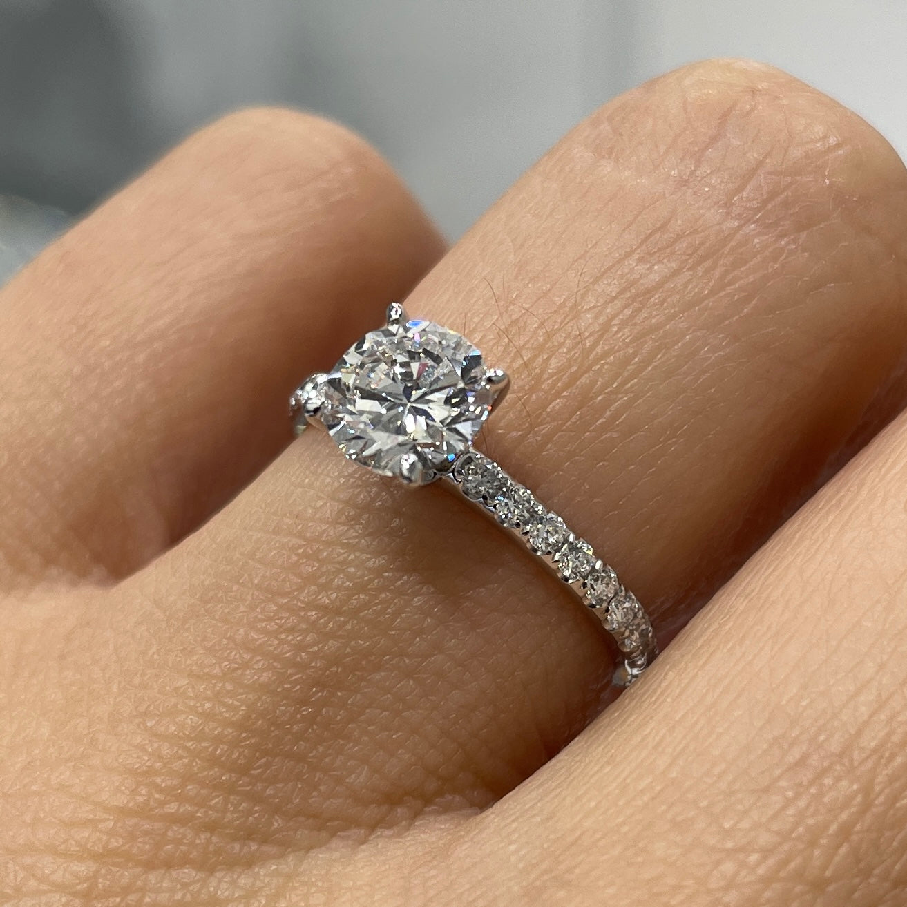 Lab Diamond round 1ct four-prong pave ring