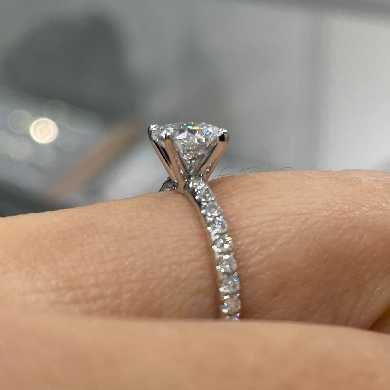 Lab Diamond round 1ct four-prong pave ring