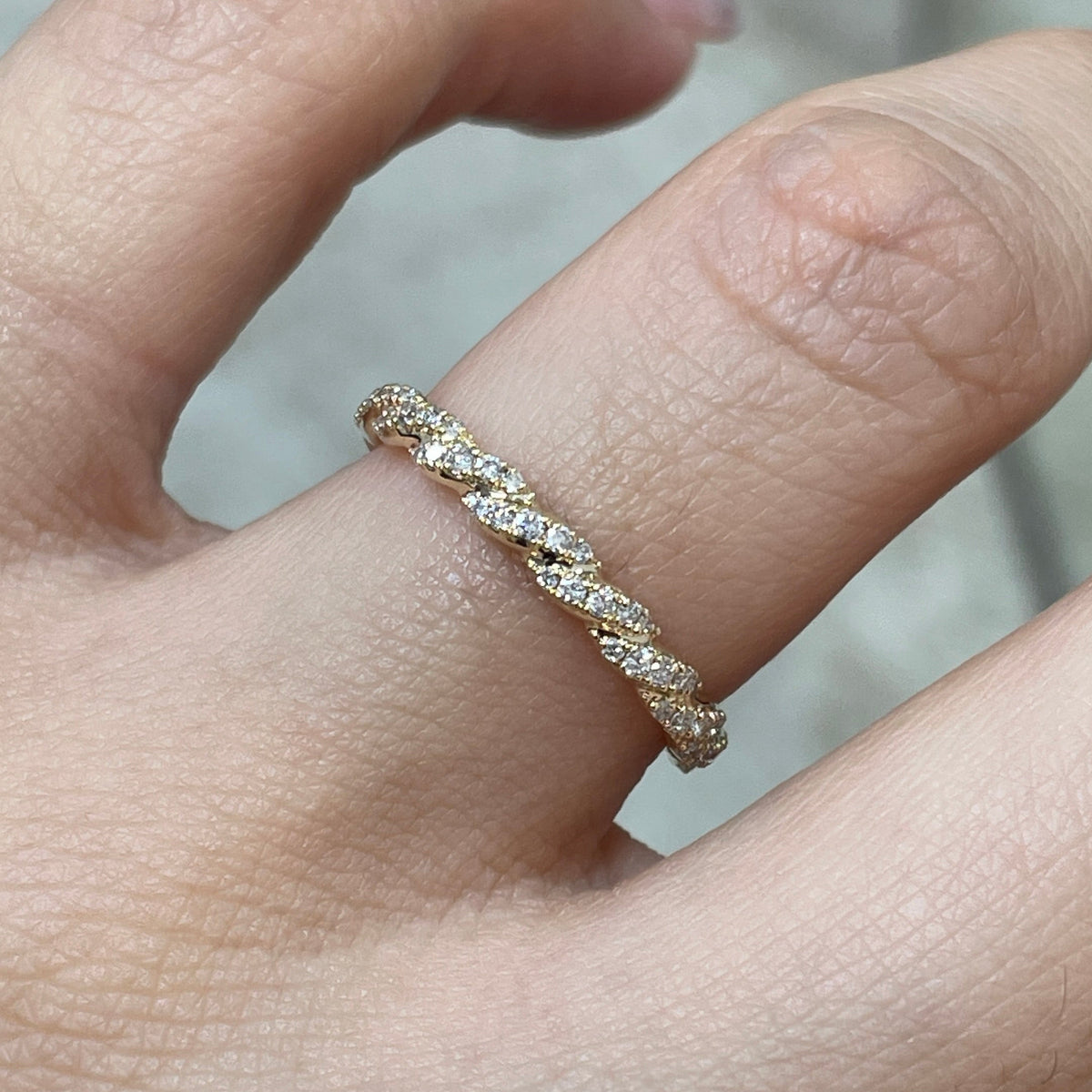9k Lab diamond round 0.2ct rope half pave ring