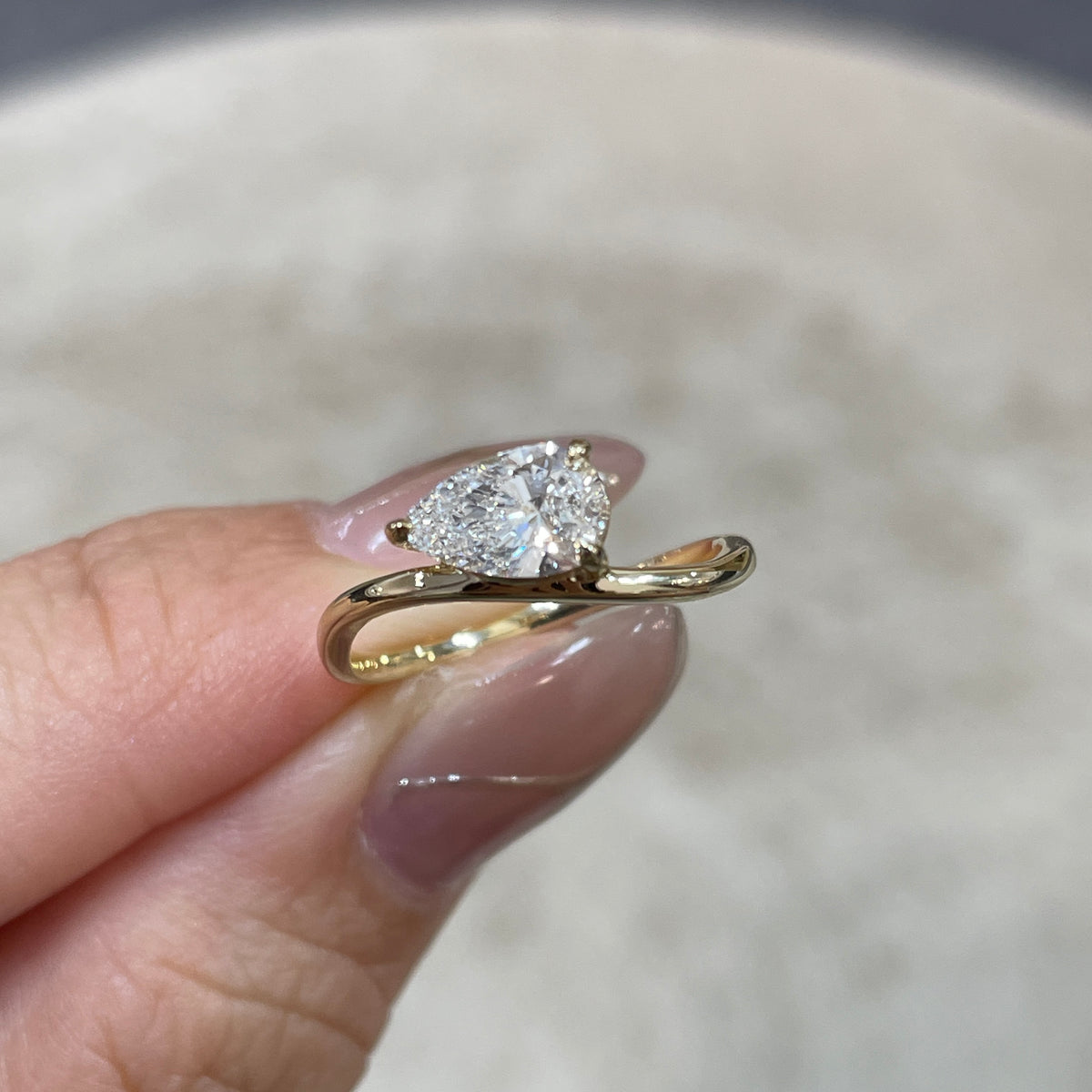 9k Lab diamond pear shape 0.7ct three-prong wavy ring