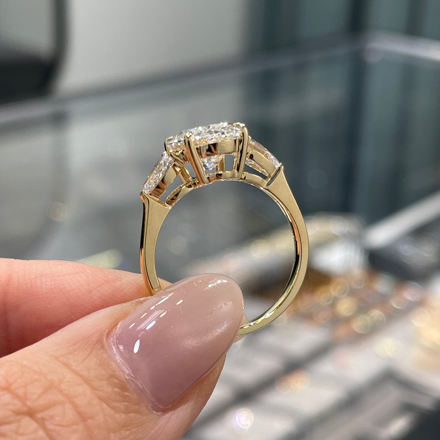 IGI Lab diamond Oval 3.5ct with pear shape 0.4ct three stone setting ring