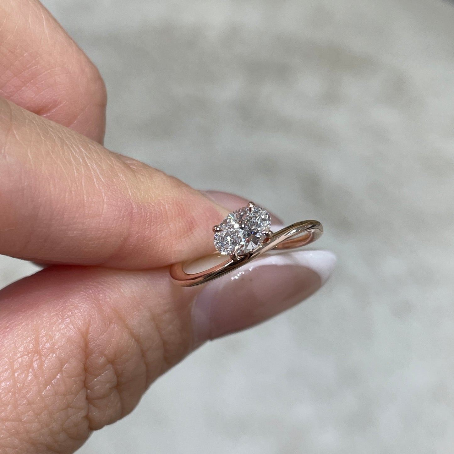9k Lab diamond oval shape 0.4ct four-prong wavy pinky ring
