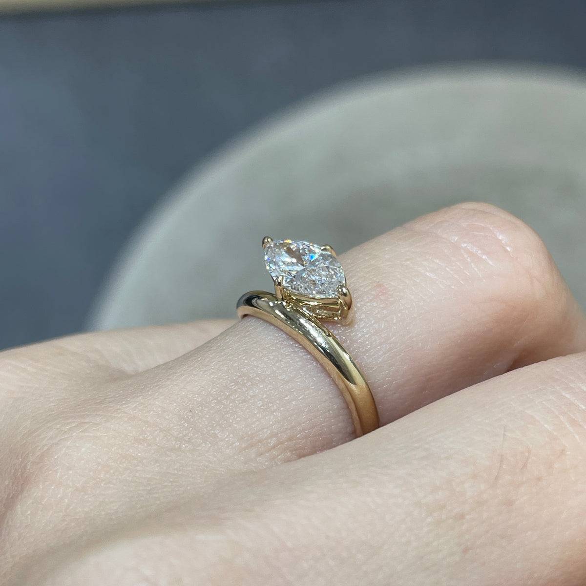 9k Lab diamond marquise shape 1.15ct compass four-prong wavy ring
