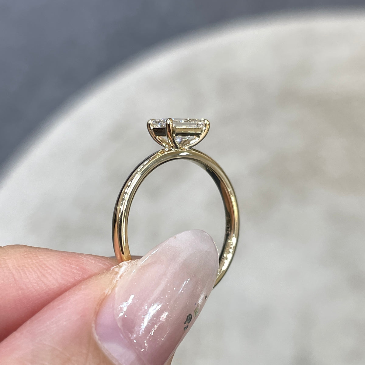 9k Lab diamond Emerald cut 0.5ct four-prong horizontal ring
