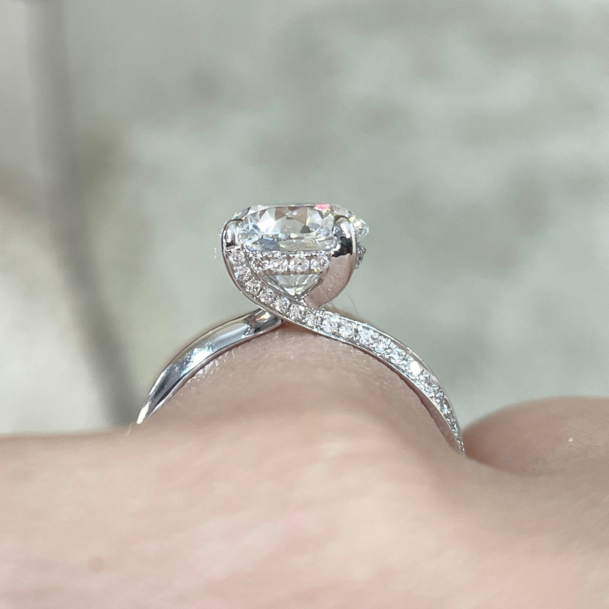 IGI lab diamond 2.5ct round four-prong underhalo twist pave ring