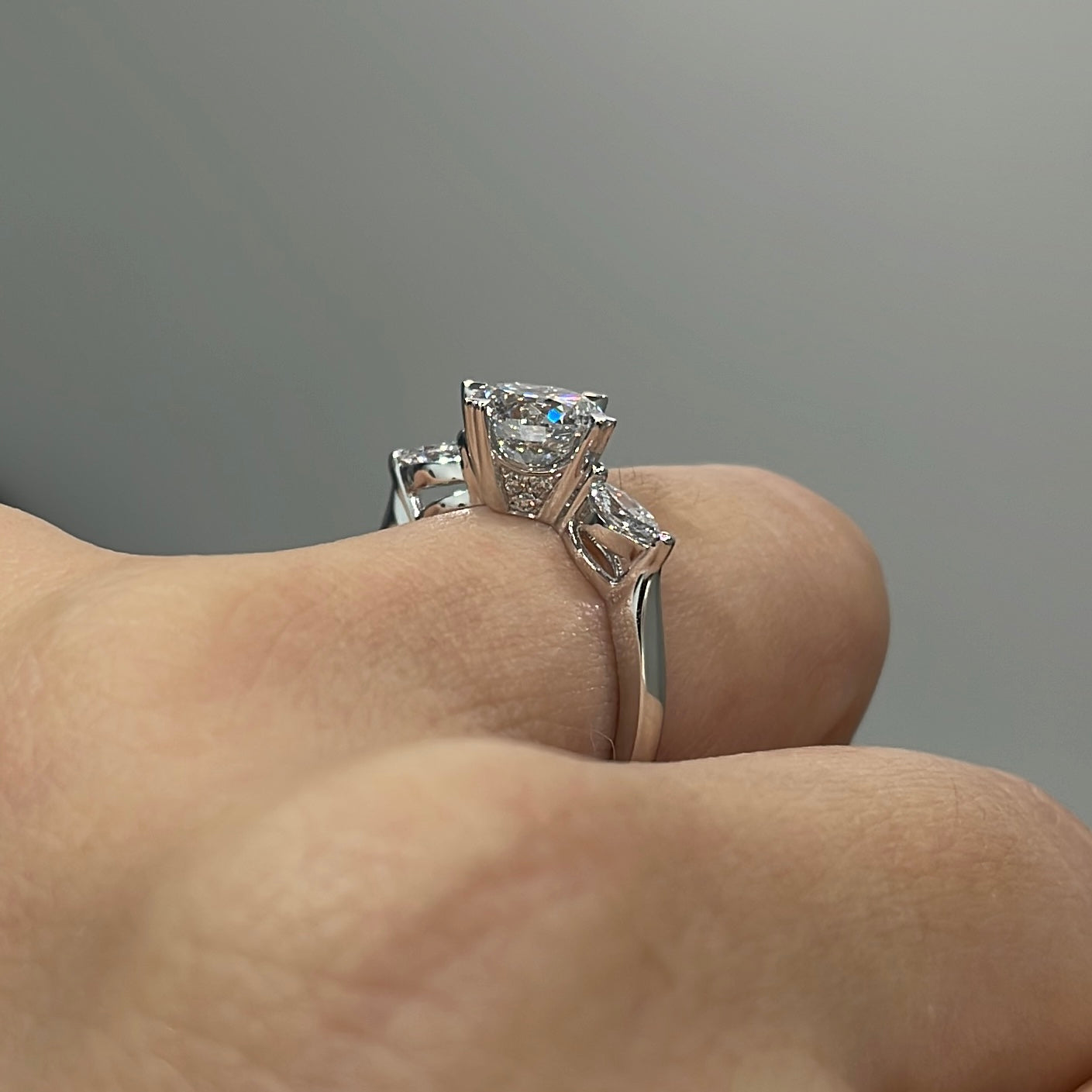 IGI Lab diamond round 1.3ct with marquise 0.3ct three stone ring