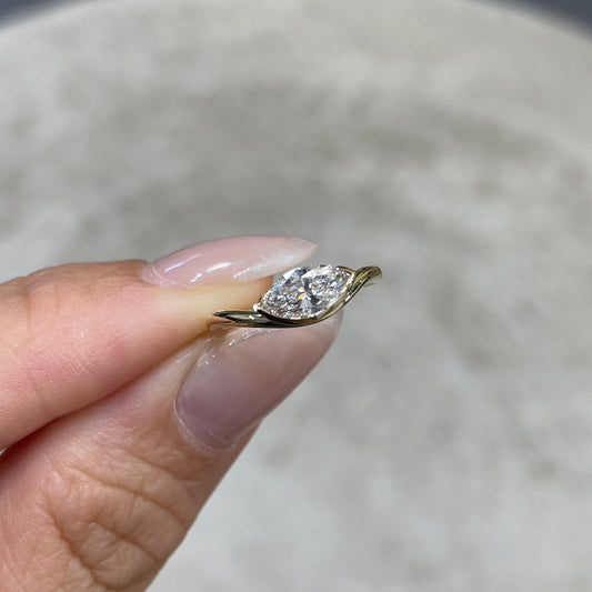 9k Lab diamond 0.5ct Marquise shape wavy pinky ring