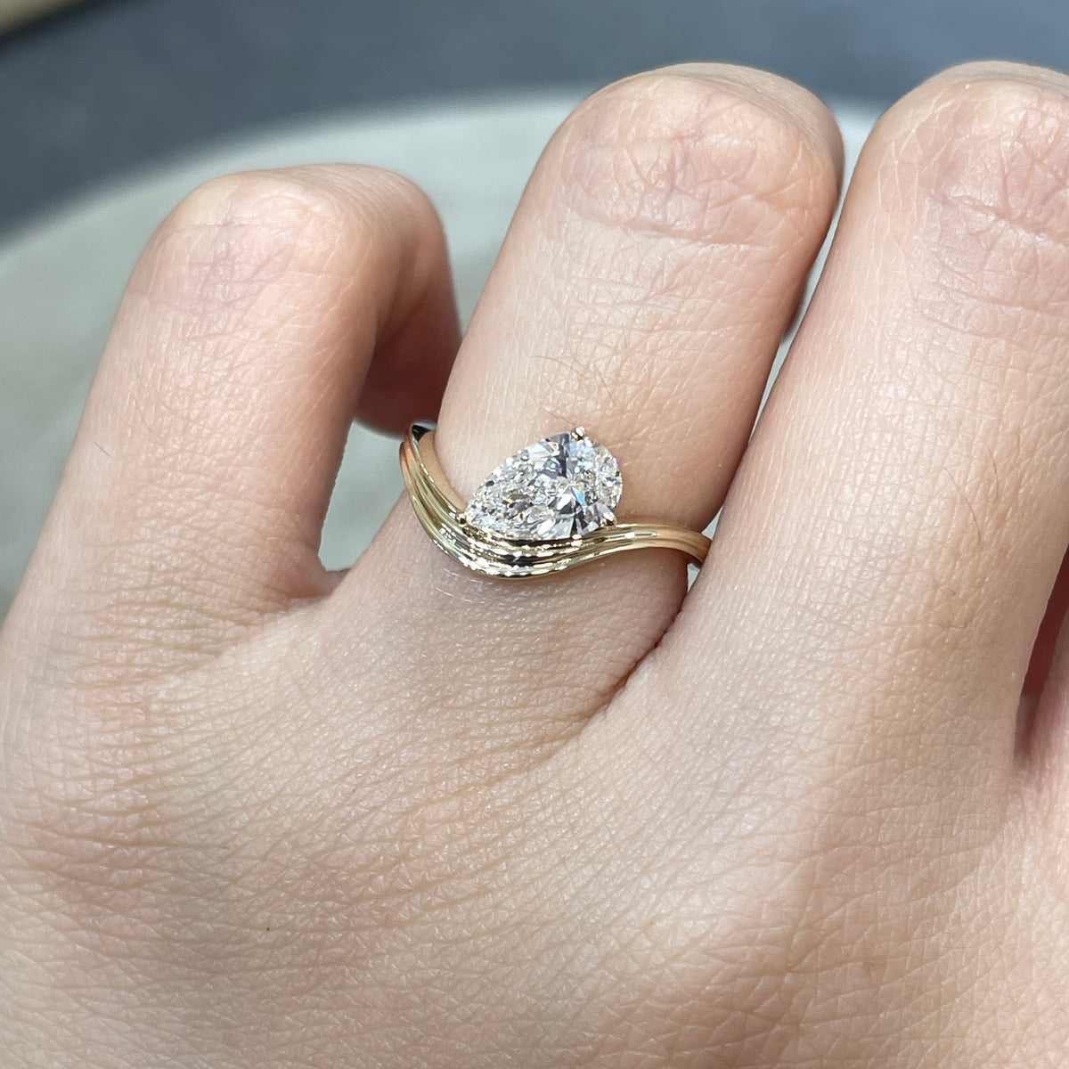 9k Lab diamond pear 1ct three-prong wavy ring