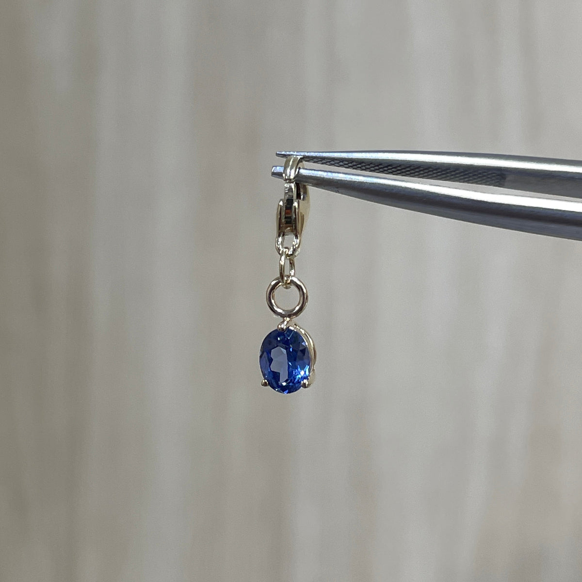 9k Lab sapphire cornflower color oval shape 0.4ct four-prong charms