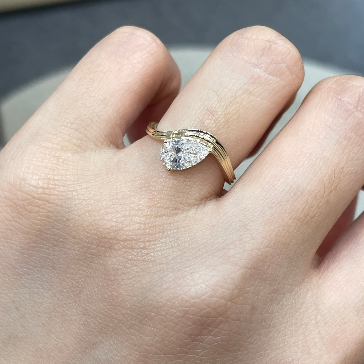 9k Lab diamond pear 1ct three-prong wavy ring