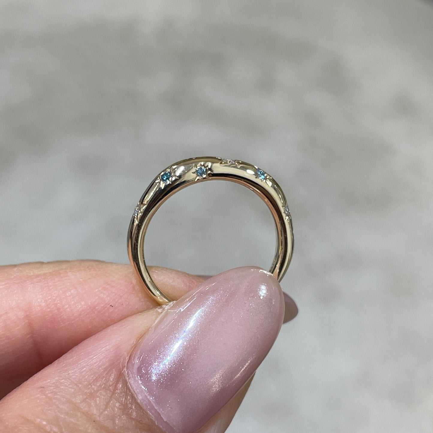 9k Lab blue diamond and diamond round 0.06ct star wavy dome pinky ring