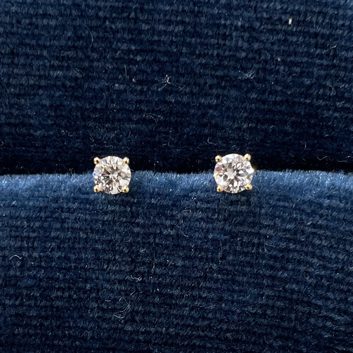 Lab diamond Round 0.3ct four-prong stud earrings -pair