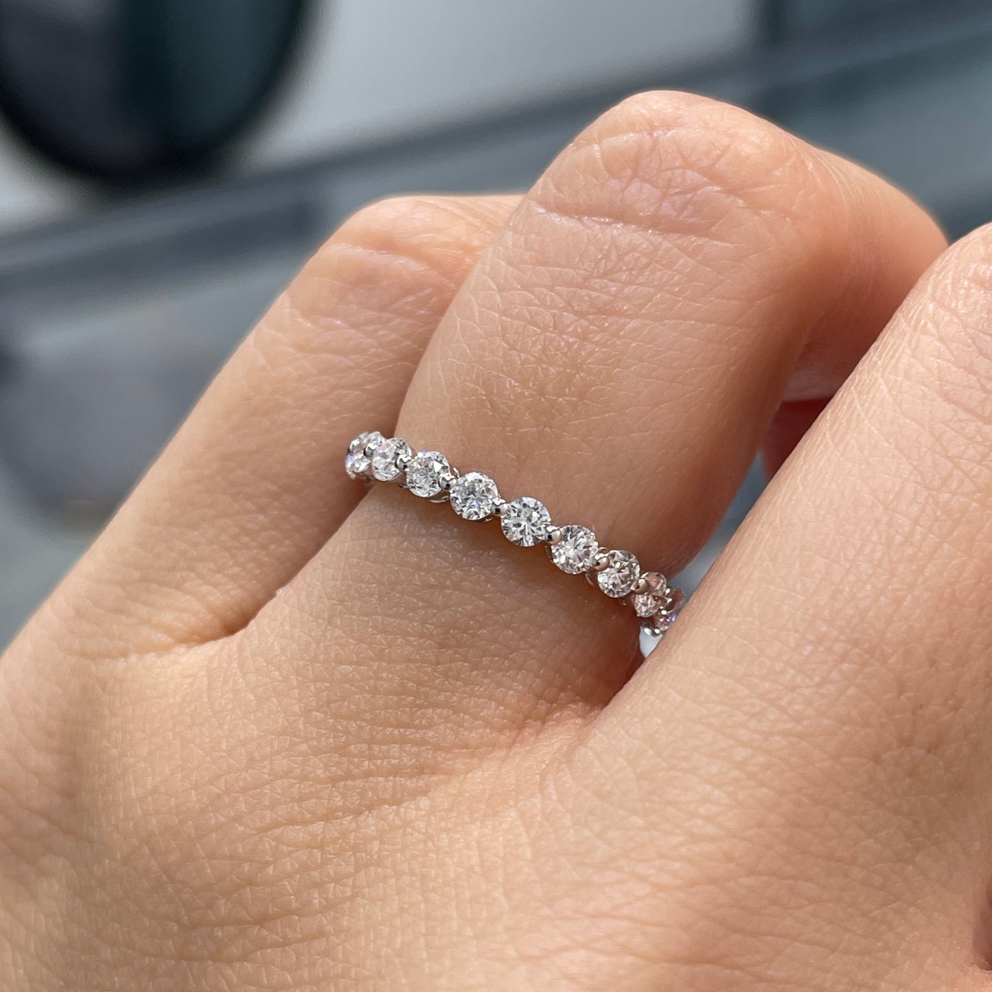 9k Lab diamond Round 1.05ct single-prong full eternity ring