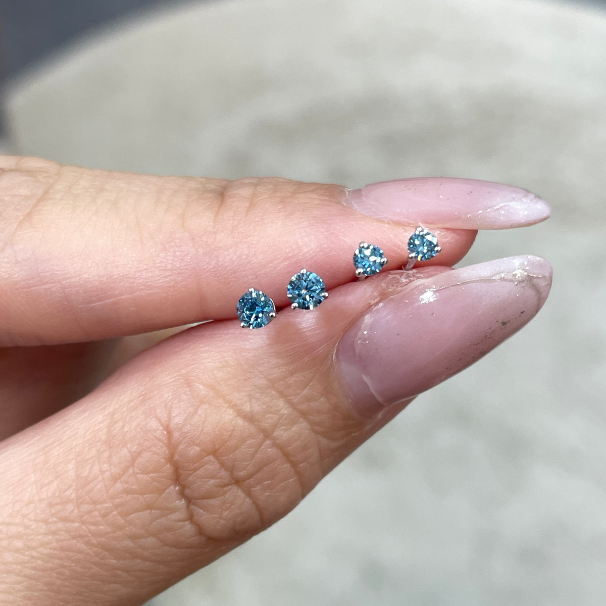 Lab blue diamond round 0.2ct three-prong stud earrings - pair