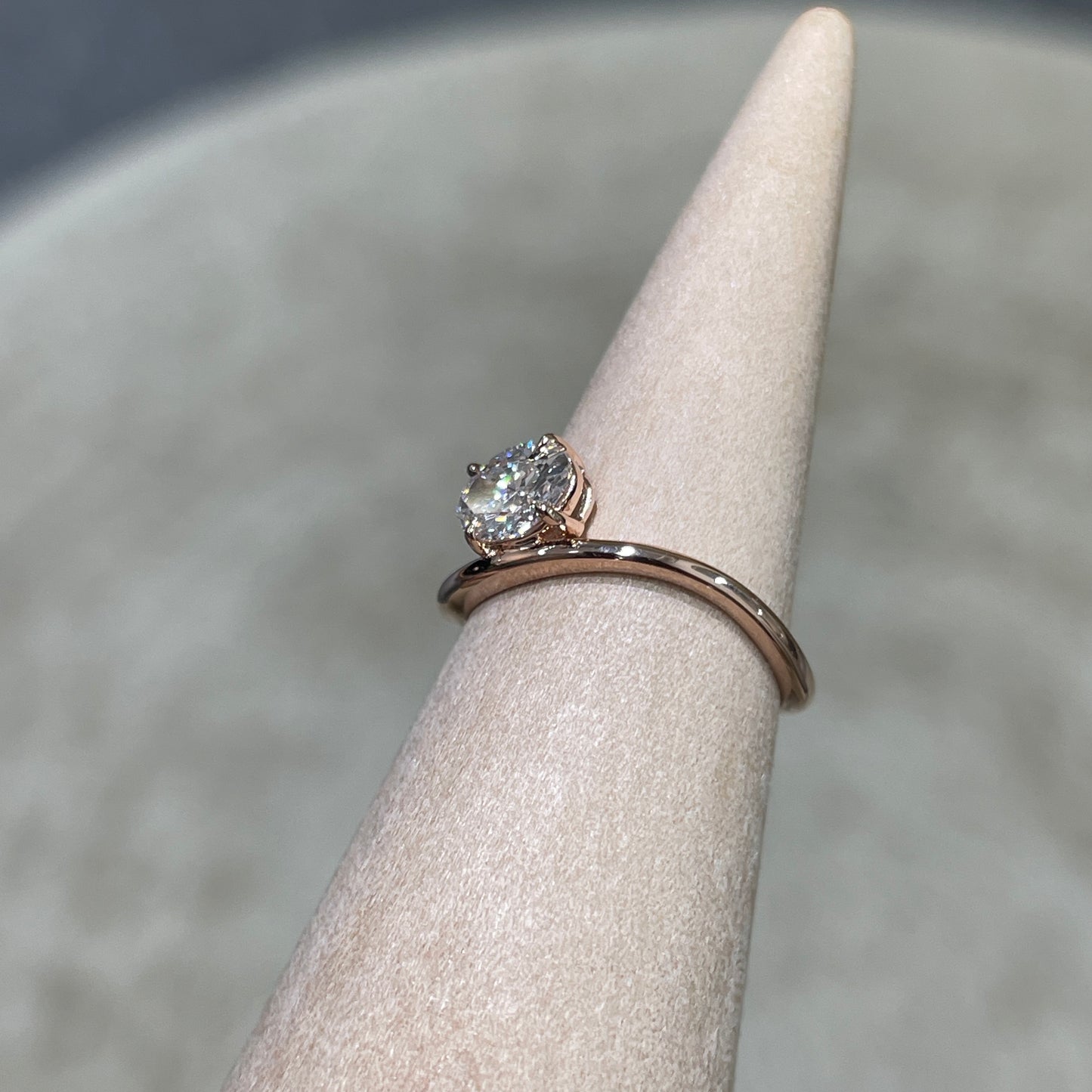 9k Lab diamond oval shape 0.4ct four-prong wavy pinky ring