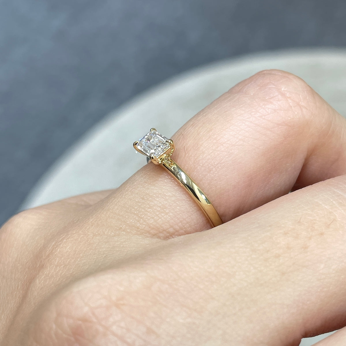 9k Lab diamond Emerald cut 0.5ct four-prong horizontal ring