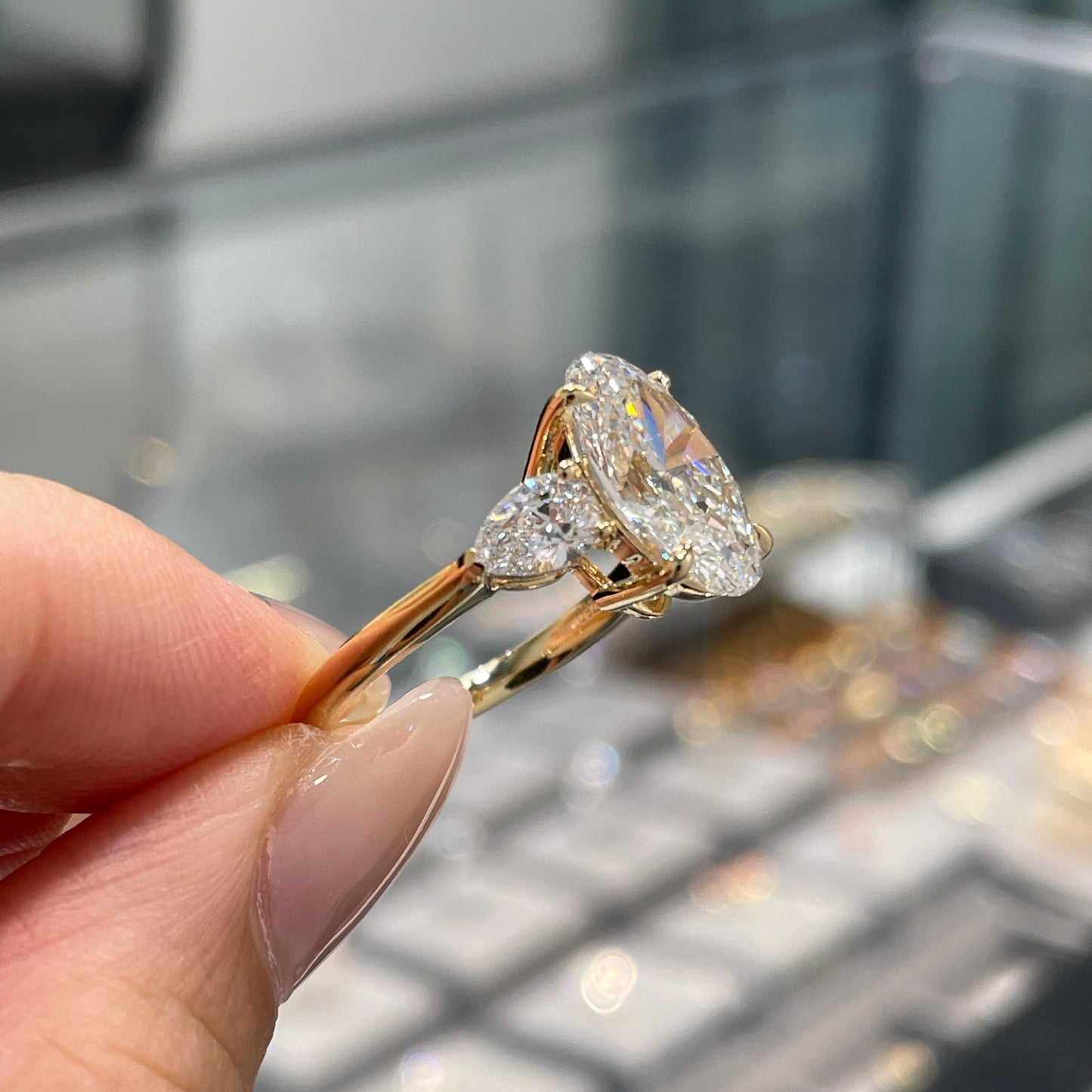 IGI Lab diamond Oval 3.5ct with pear shape 0.4ct three stone setting ring