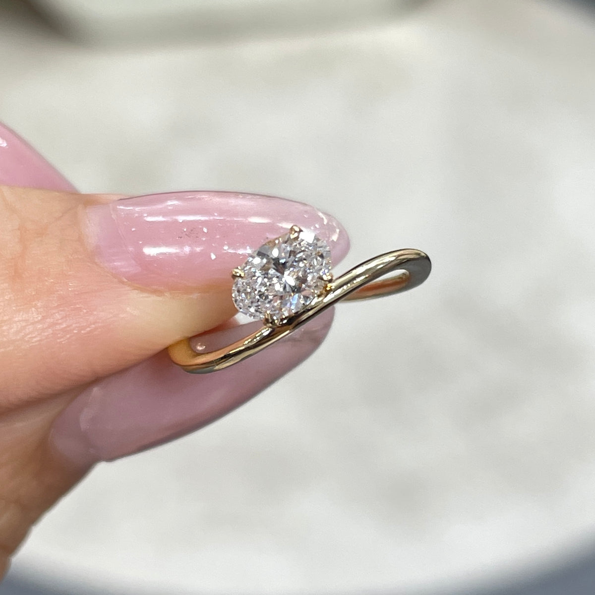 9k Lab diamond oval shape 0.4ct four-prong wavy pinky ring