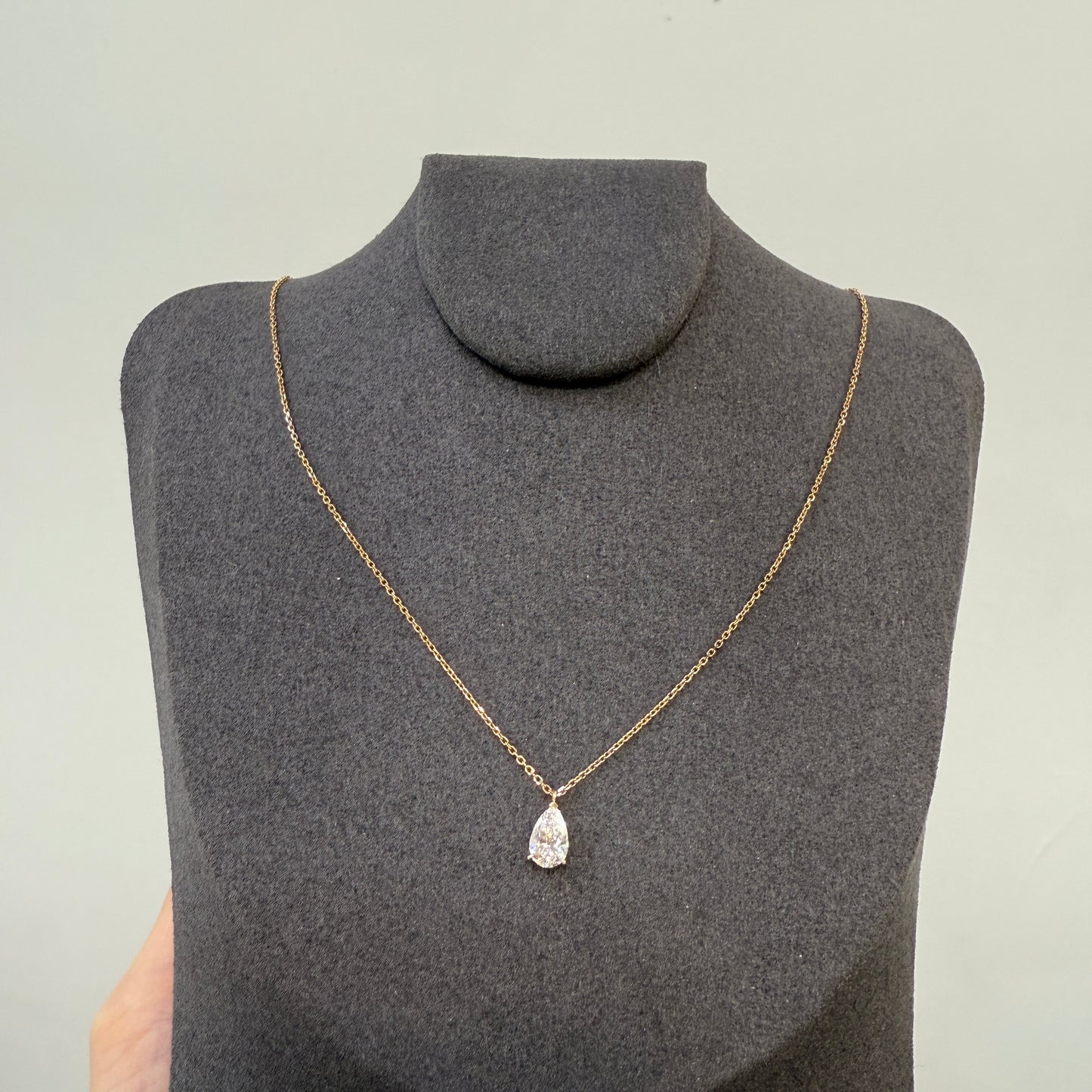 IGI Lab diamond pear shape 0.5ct three-prong necklace