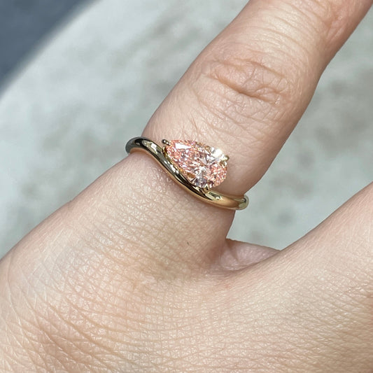 9k IGI lab pink diamind pear shape 0.7ct three-prong thick wavy pinky ring