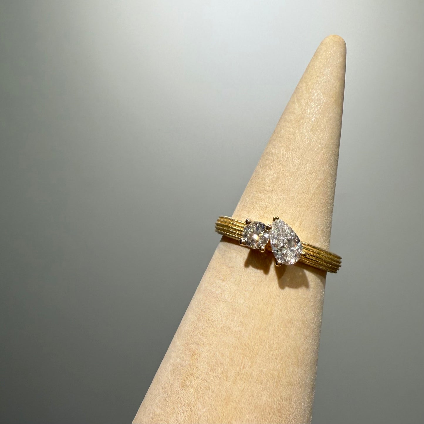 9k Lab diamond Toi et moi texture band pinky ring