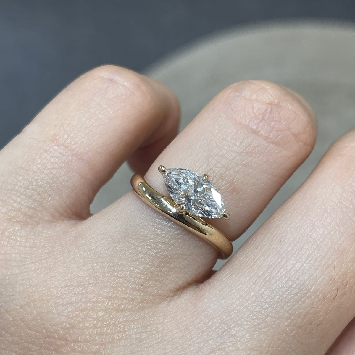 9k Lab diamond marquise shape 1.15ct compass four-prong wavy ring