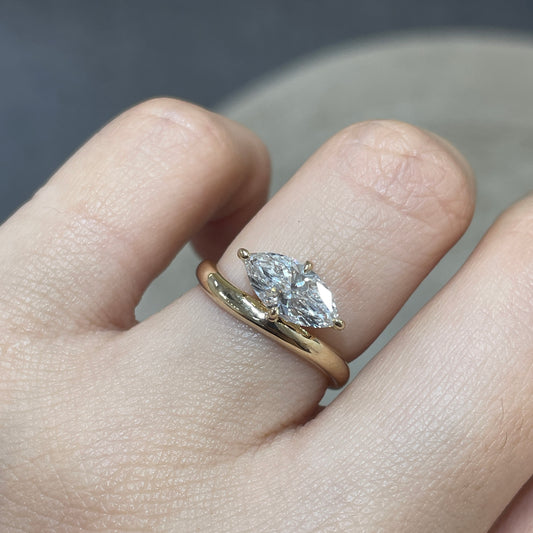 9k Lab diamond marquise shape 1.15ct compass four-prong wavy ring