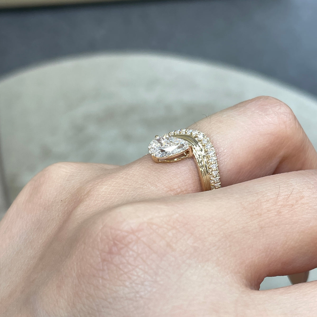 9k Lab diamond pear 1ct three-prong wavy ring