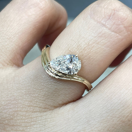 9k Lab diamond pear 1ct three-prong wavy ring