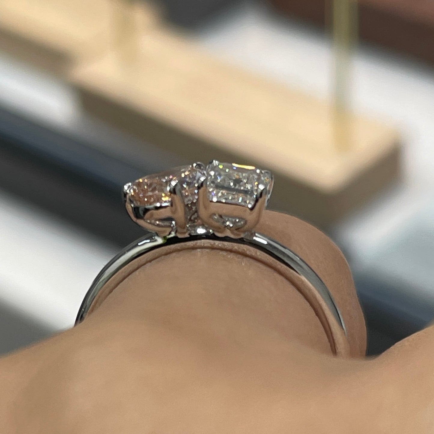 IGI lab pink diamond pear 0.6ct with emerald cut 0.8ct toi er moi ring
