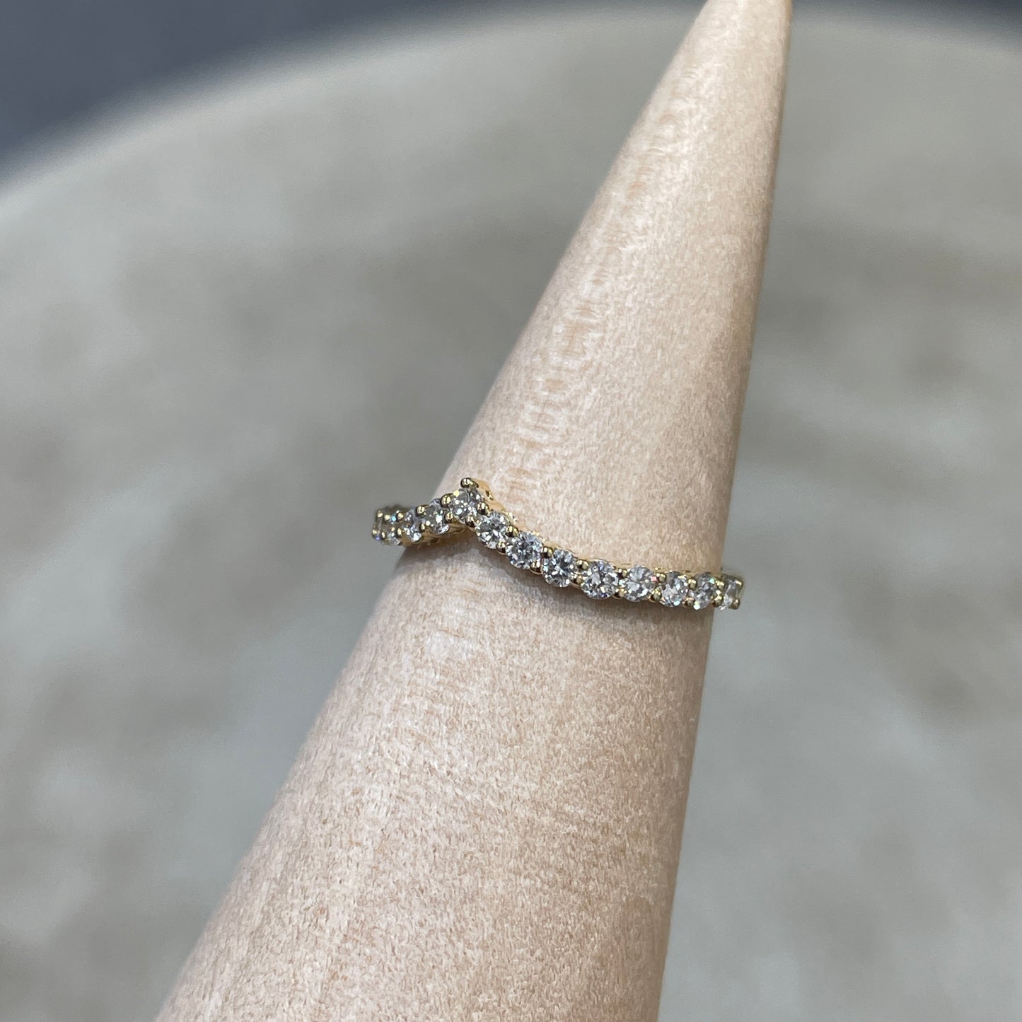 9k Lab diamond round 0.2ct half eternity v shape pinky ring