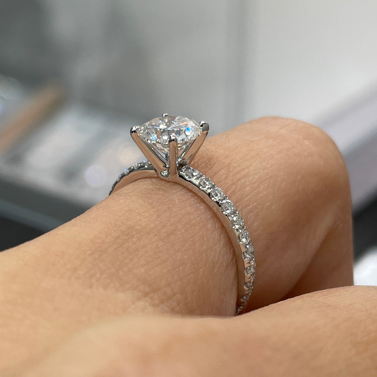 Lab Diamond round 1ct four-prong pave ring
