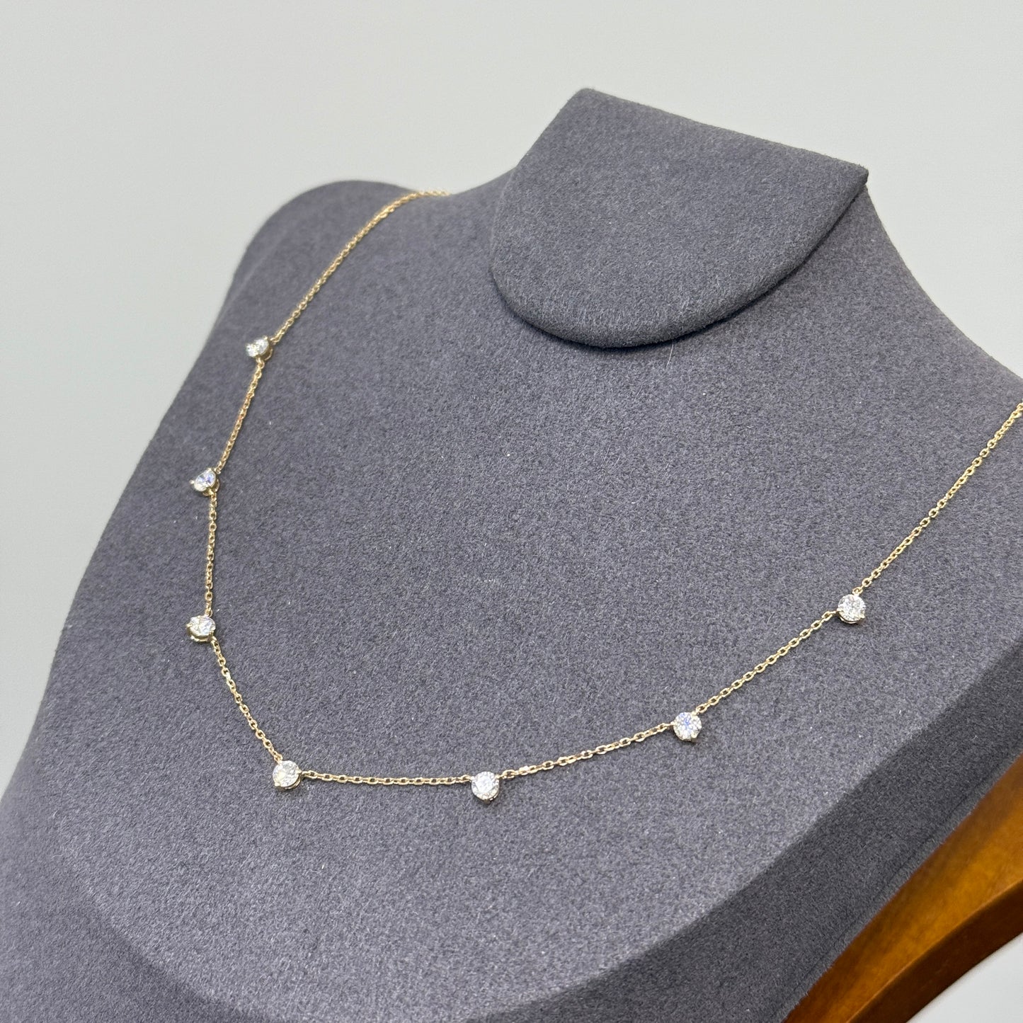 Lab diamond round 0.84ct three-prong necklace