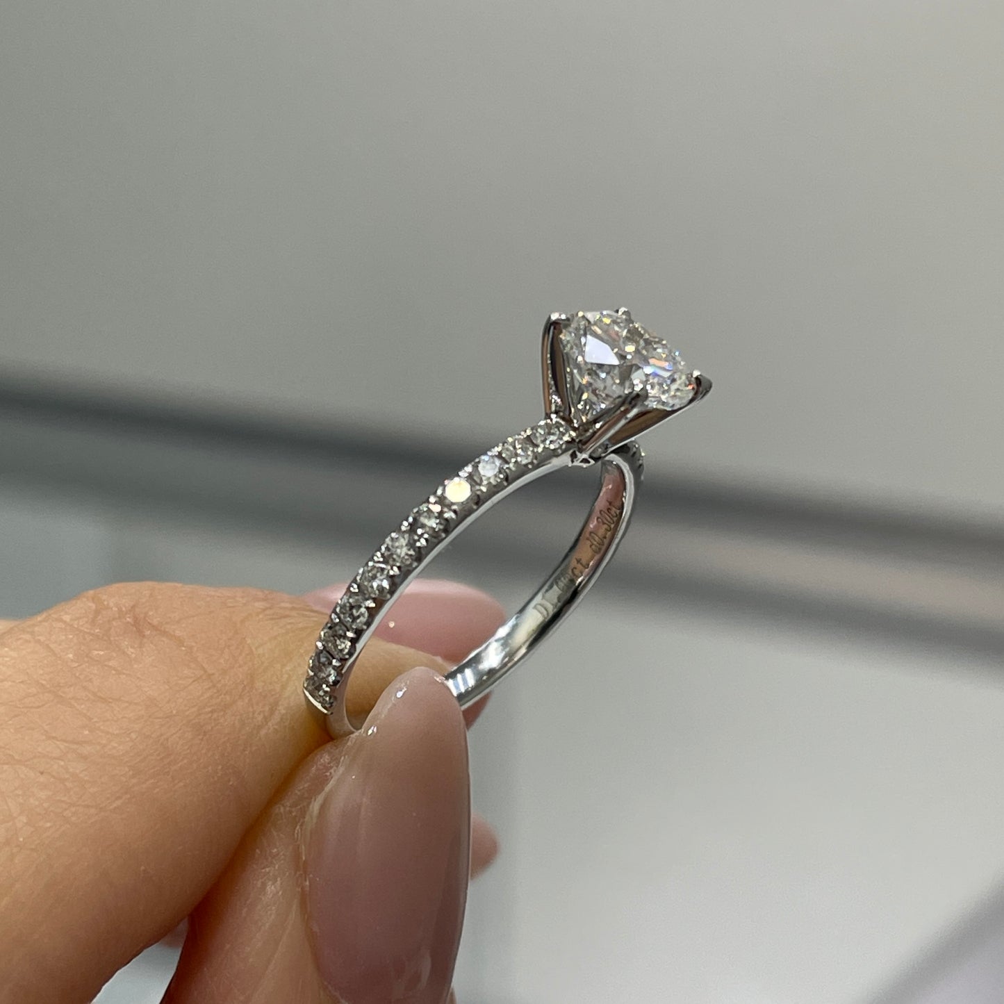 Lab Diamond round 1ct four-prong pave ring