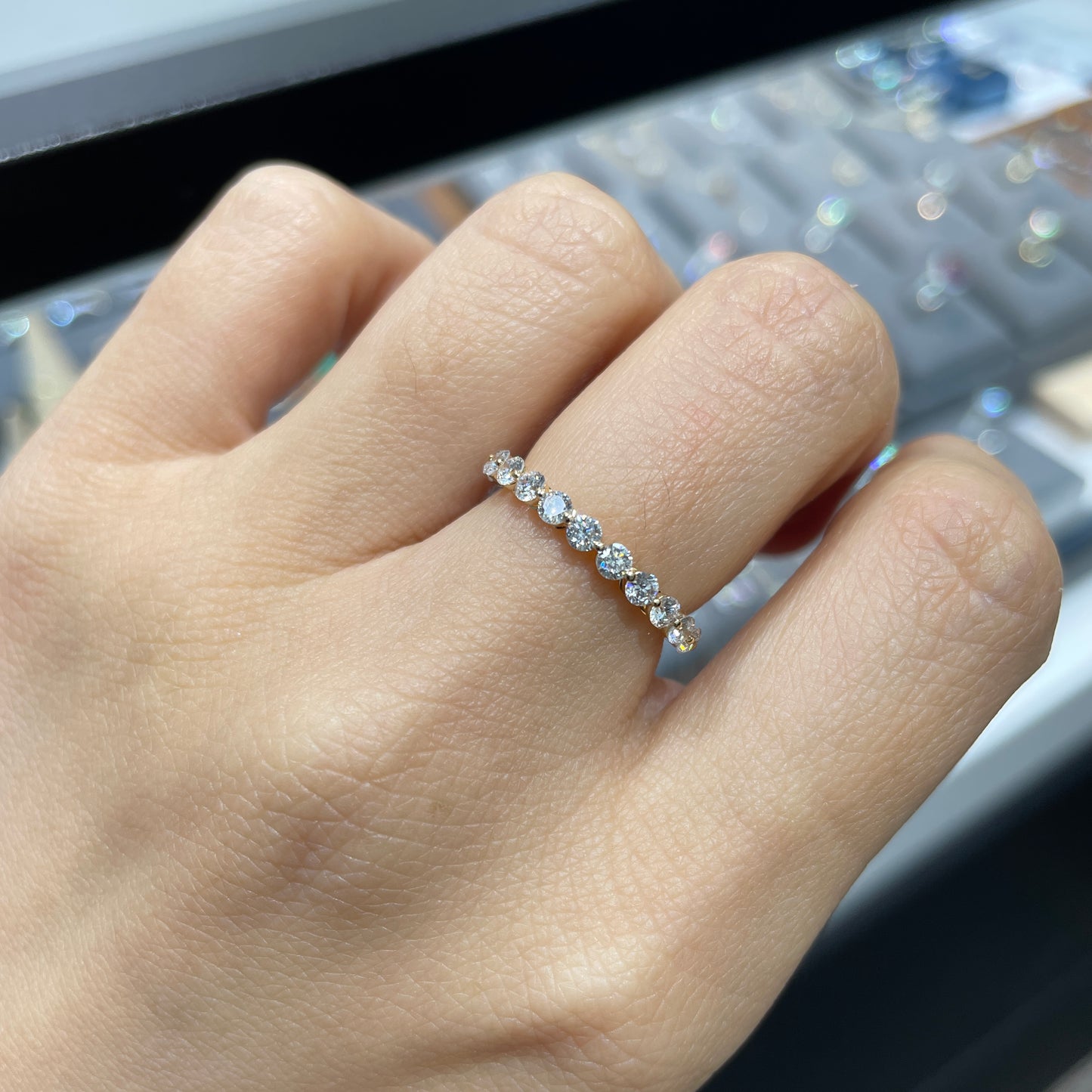 Lab Diamond round 0.72ct single-prong half eternity ring