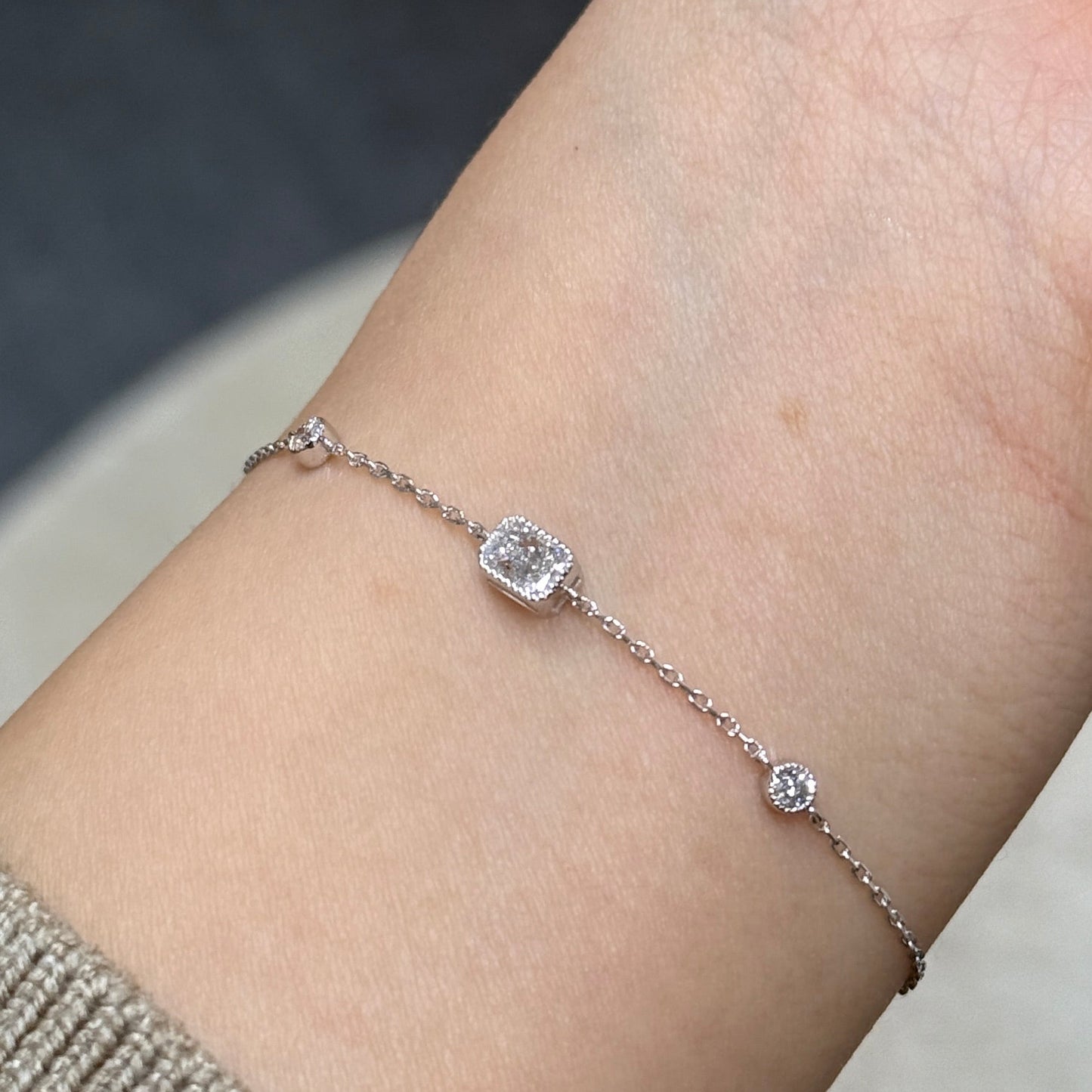 Lab diamond radiant cut 0.4ct milgrain bezel with little diamond bracelet