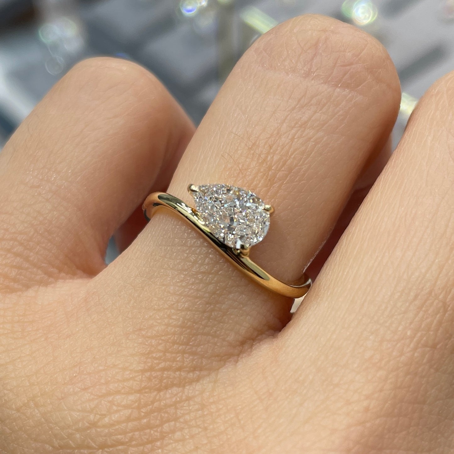 IGI Lab diamond Pear shape 1ct three prong wavy ring