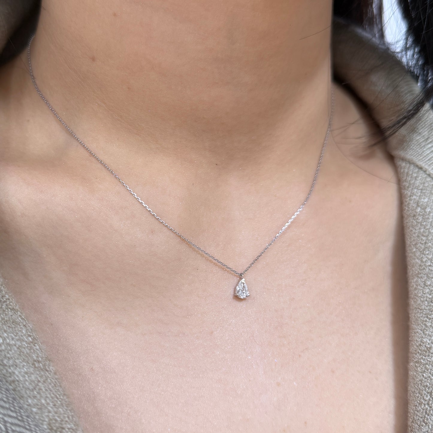 Lab diamond pear shape 0.3ct three-prong necklace