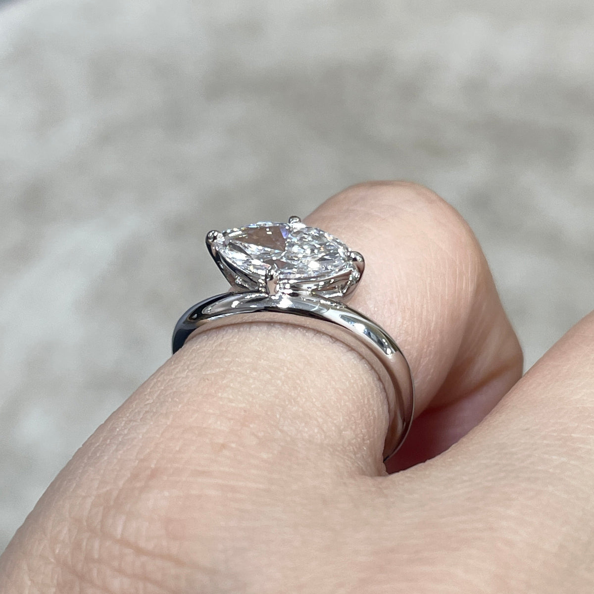 9k Lab diamond marquise shape 1ct compass four-prong wavy ring