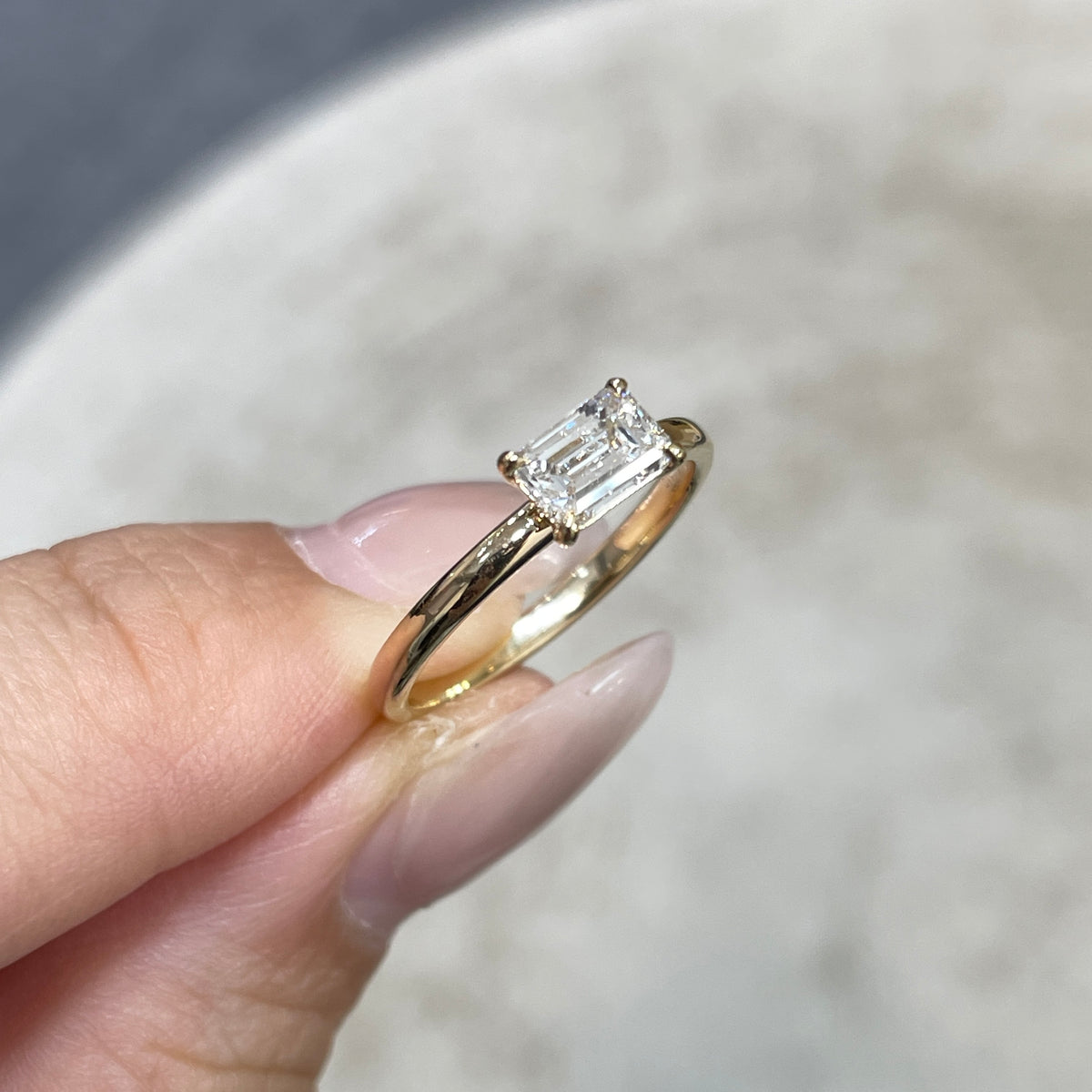 9k Lab diamond Emerald cut 0.5ct four-prong horizontal ring