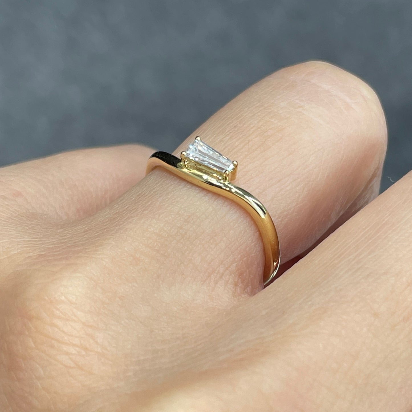 Lab diamond Baguette cut 0.15ct wavy ring