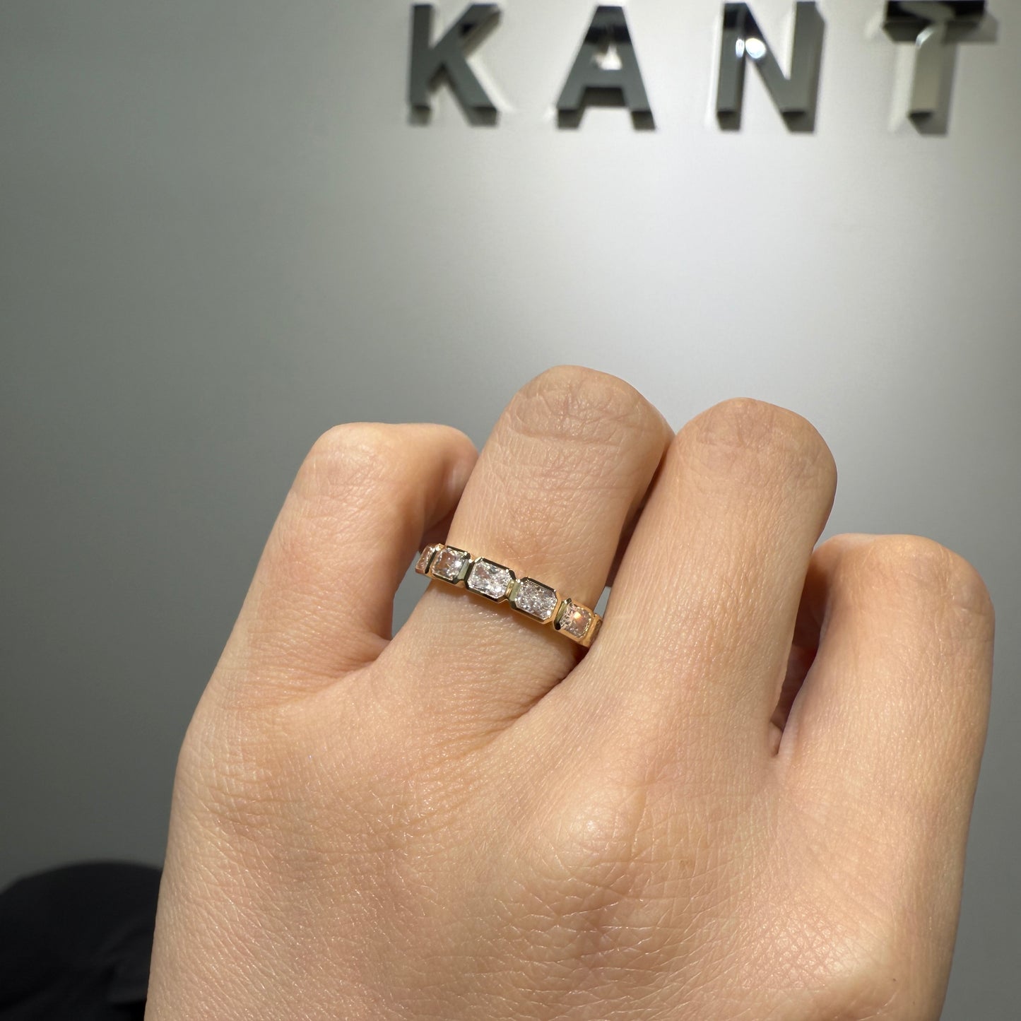 Lab diamond radiant cut 0.9ct horizontal bezel half eternity ring