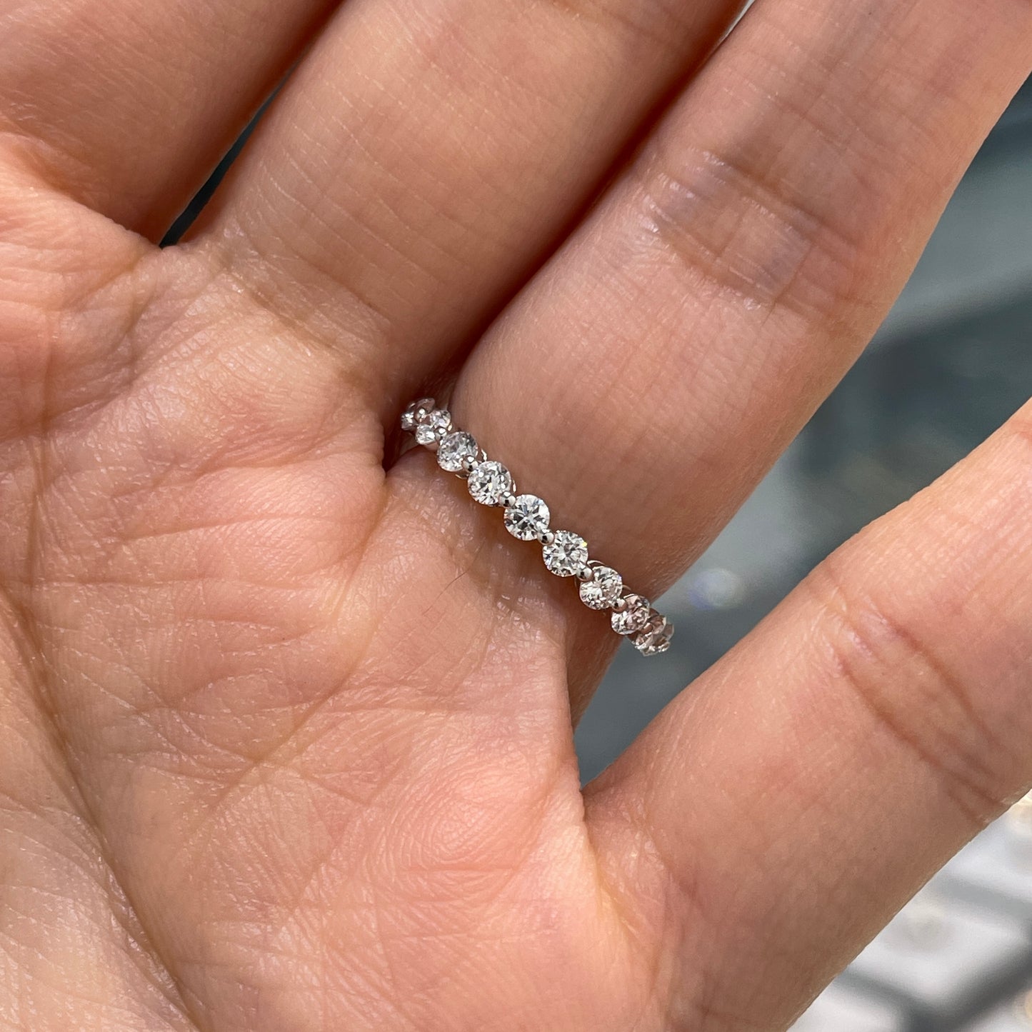 9k Lab diamond Round 1.05ct single-prong full eternity ring