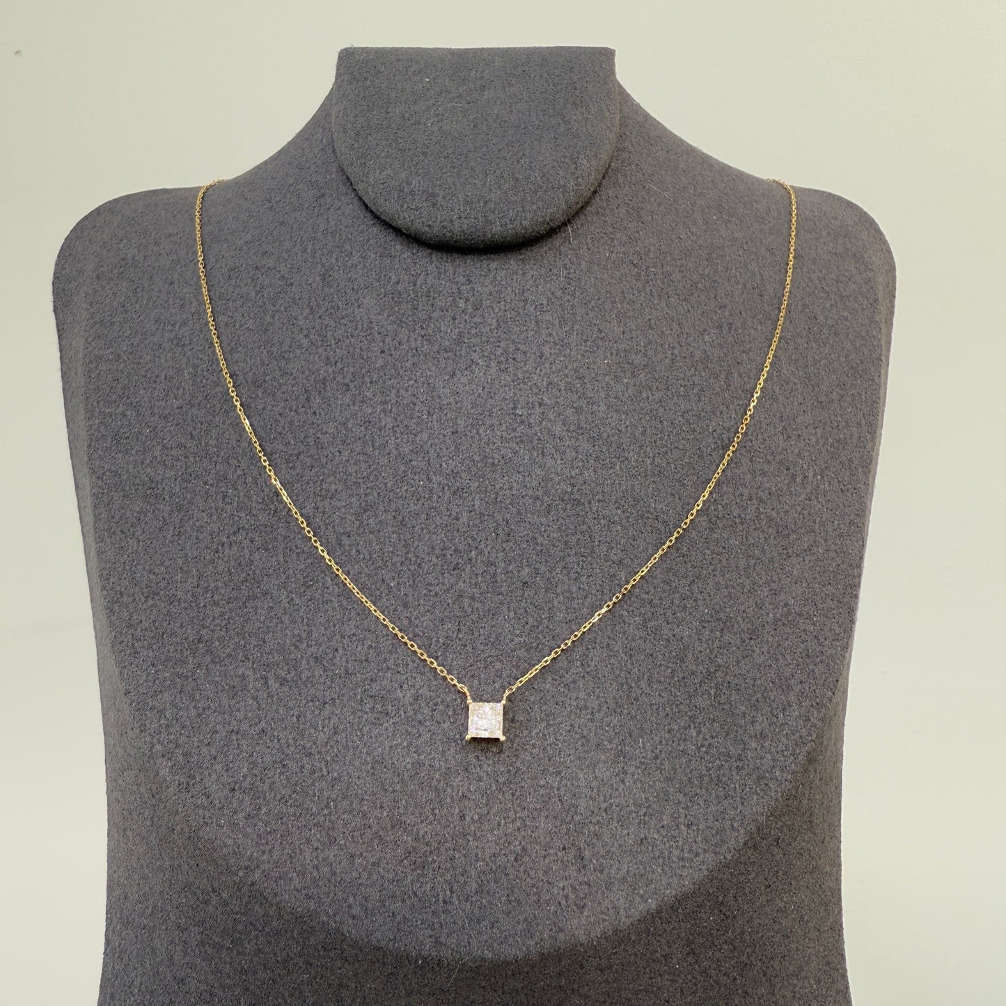 Lab diamond Princess cut 0.35ct four-prong necklace