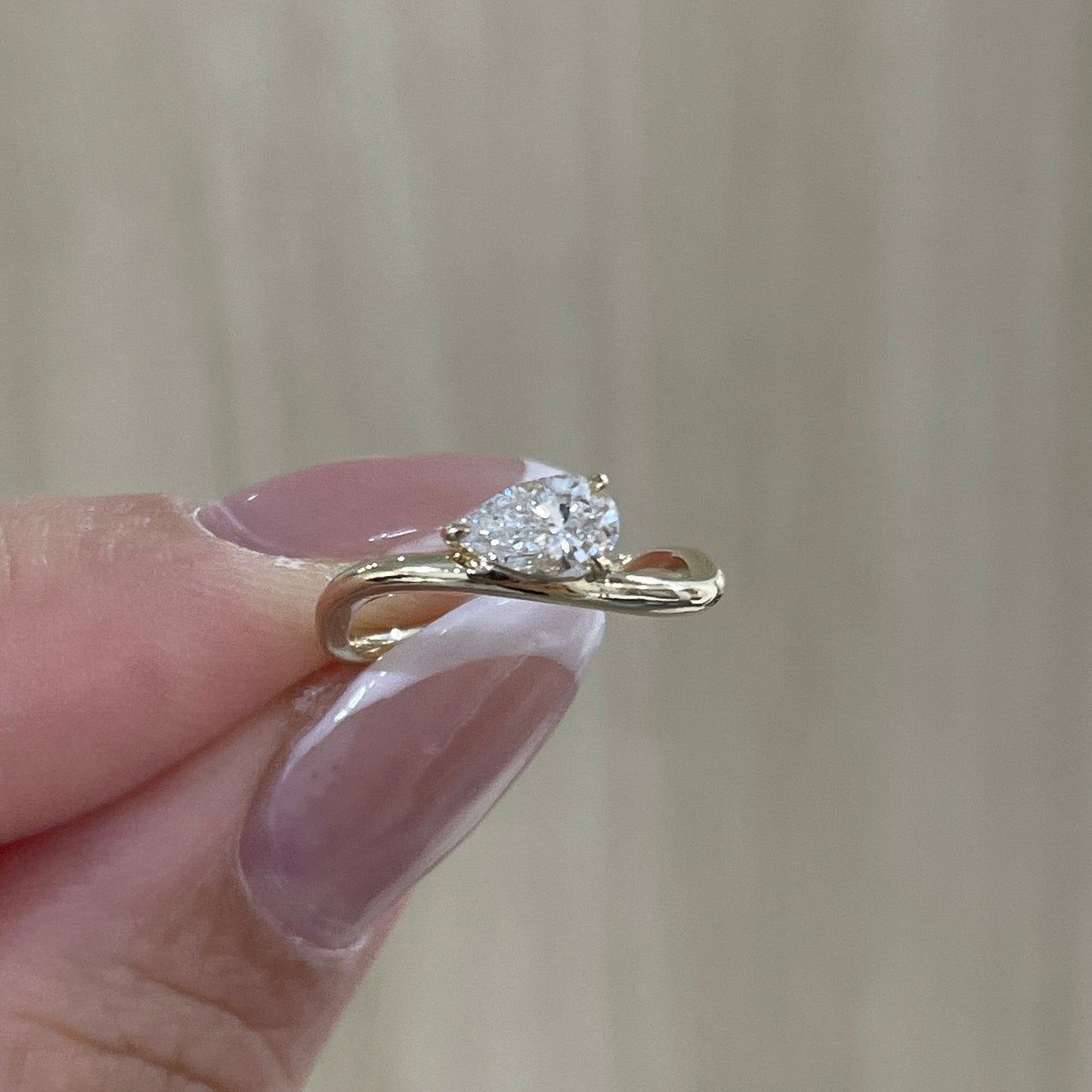 9K Lab diamond Pear shape 0.3ct wavy pinky ring